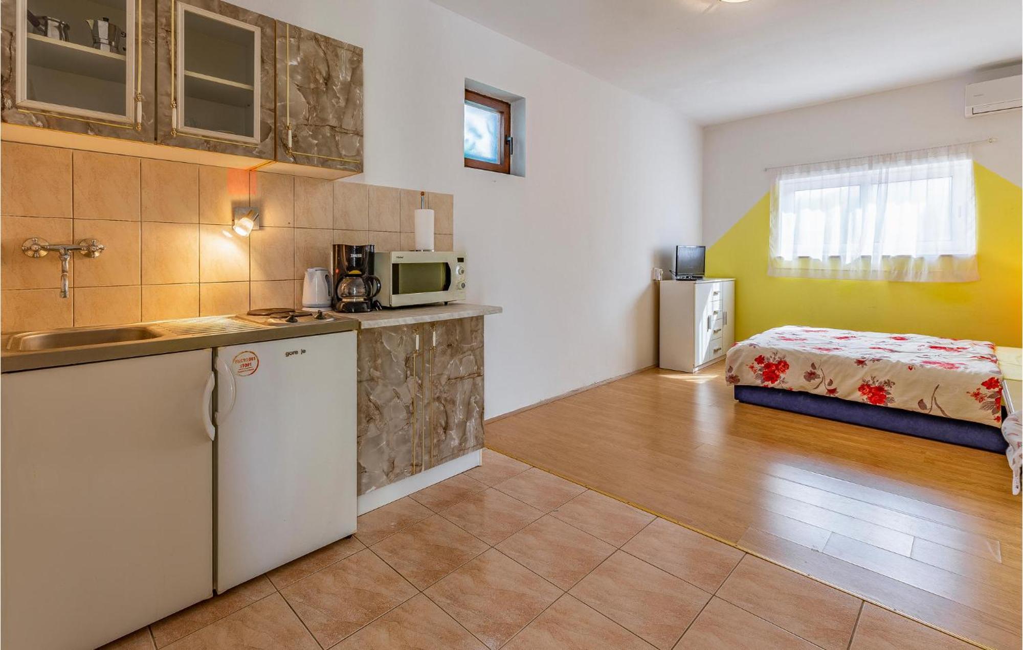 Nice Apartment In Pula With Kitchen Exterior foto